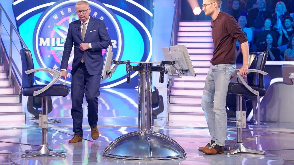 „Wer wird Millionär?“-Kandidat Axel Wolf (rechts) setzte sich versehentlich auf den Moderatorenstuhl. Foto: RTL/Stefan Gregorowius