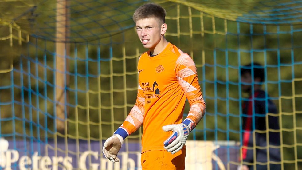 Florian Demhartner ist erst 19 Jahre alt, aber schon seit anderthalb Jahren Stammtorwart bei Germania Leer. Jetzt kehrt er den Germanen den Rücken. Foto: Jens Doden/Emden