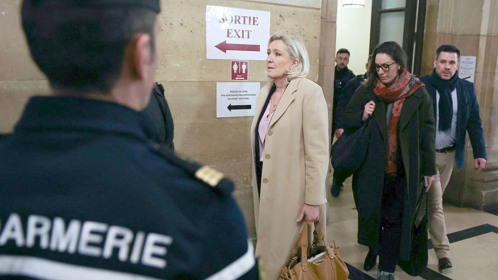 Der Ausgang des Verfahrens ist für Le Pen folgenschwer, denn es geht letztlich auch darum, ob sie 2027 bei der Präsidentschaftswahl antreten kann. Foto: Thomas Samson/AFP/dpa
