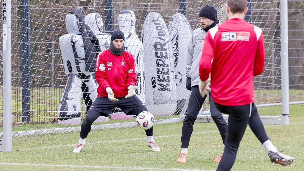 Nach Erkrankung zurück im Training beim VfL Osnabrück: Stammtorwart Lukas Jonsson (links). Foto: Jörn Martens