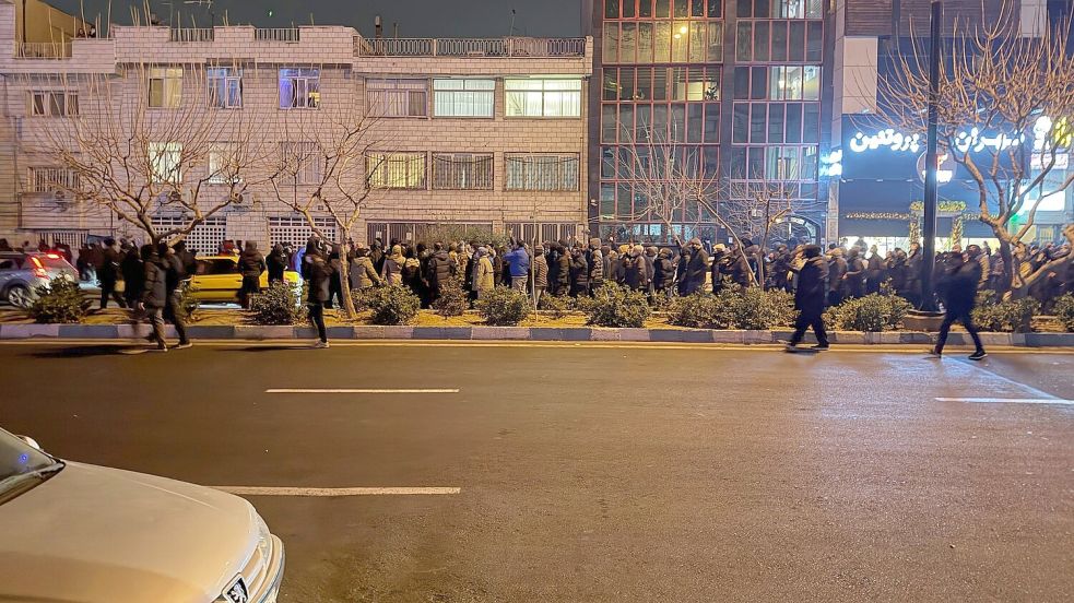 Kanzler Merz geht von einem baldigen Sturz der Regierung im Iran aus. (Archivbild) Foto: Uncredited/UGC/AP/dpa