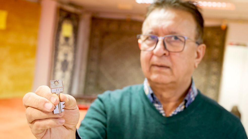 Faqir Malyar mit seinem Schließfachschlüssel - das Geld darin ist weg. Foto: Christoph Reichwein