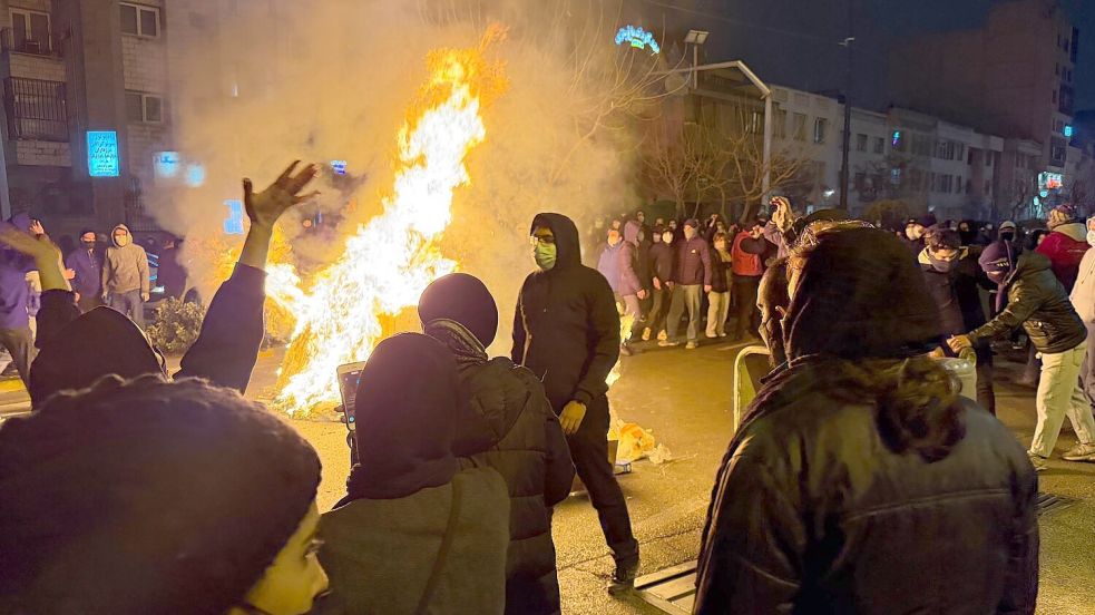 Nach Angaben von Menschenrechtlern kamen seit Ausbruch der Proteste mindestens 2.500 Menschen im Iran ums Leben. (Archivbild) Foto: Uncredited/UGC/AP/dpa