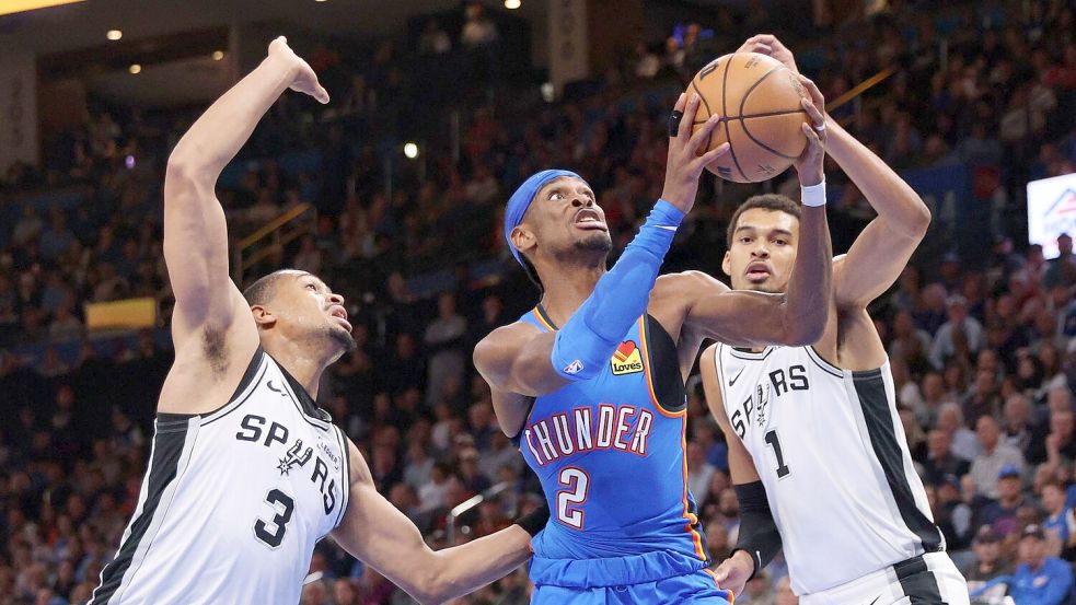 Oklahomas Shai Gilgeous-Alexander (M) erzielte 34 Punkte gegen die Spurs. Foto: Nate Billings/AP/dpa