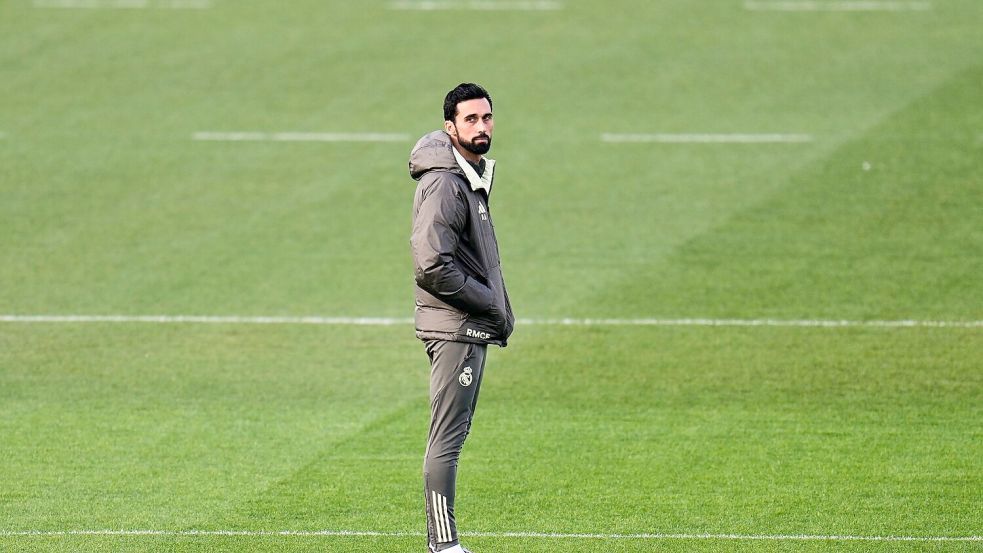 Alvaro Arbeloa leitet das Training bei Real Madrid. Foto: Manu Fernandez/AP/dpa