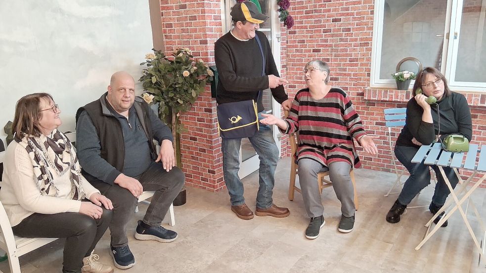 Die „Tanger Speelköppel“ bringt die plattdeutsche Komödie „Jens Petersen kriggt Besök“ auf die Bühne (von links): Monika Fecht, Ralf Hasselder, Jens Hasselder, Renate van Rüschen, Carola Thiede. Foto: Hans Passmann).