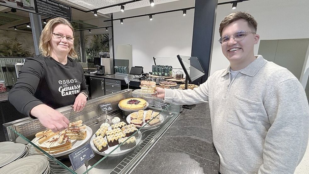 Teamleiterin Bianca Smit und Geschäftsführer Jan-Philipp Ostmann im neuen Genussgarten. Foto: Stephanie Tomé