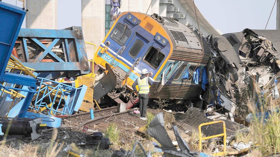 Zahlreiche Teams waren an den Bergungsarbeiten beteiligt. Foto: Sakchai Lalit/AP/dpa