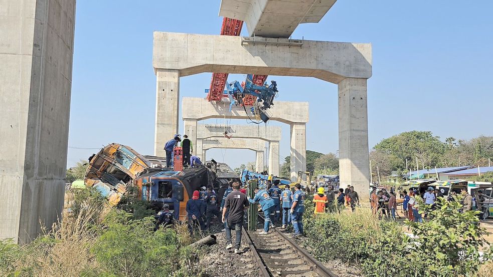 Der Zug war mit drei Waggons mit voller Geschwindigkeit unterwegs. Foto: Uncredited/XinHua/dpa