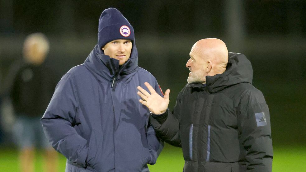 Henning Rießelmann (links) hat zwei neue Torhüter verpflichtet. Beide wollen sich in der Vorbereitung empfehlen, um von Trainer Stefan Emmerling (rechts) zum Regionalliga-Restart aufgestellt zu werden. Foto: Jens Doden, Emden