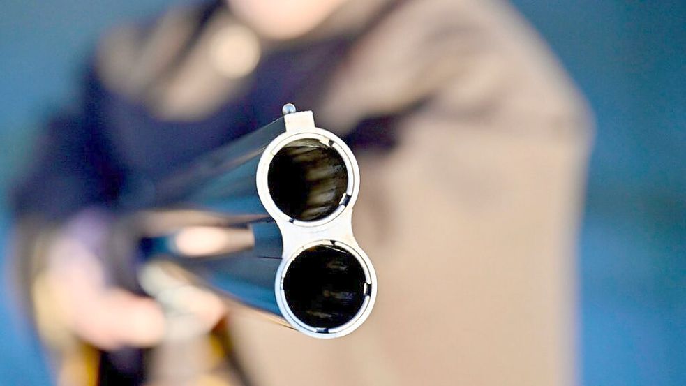 Der Schuss hätte nicht abgegeben werden dürfen: Die Staatsanwaltschaft wirft dem beschuldigten Jagdleiter vor, unter Verletzung seiner Sorgfaltspflichten eine Anwohnerin angeschossen zu haben. Symbolfoto: M. Niehues