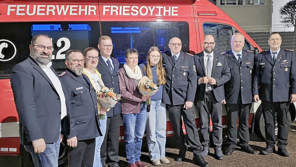 Führungswechsel bei der Feuerwehr Friesoythe (von links): Bürgermeister Sven Stratmann, stellvertretender Ortsbrandmeister Daniel Glöckner, Heike Hinrichs, Ortsbrandmeister Florian Hinrichs, Martina Norenbrock, Lisa Norenbrock, Stephan Norenbrock, Landrat Johann Wimberg, Stadtbrandmeister Andreas Wittig, Kreisbrandmeister Arno Rauer. Foto: Jens Kotte/Feuerwehr Friesoythe