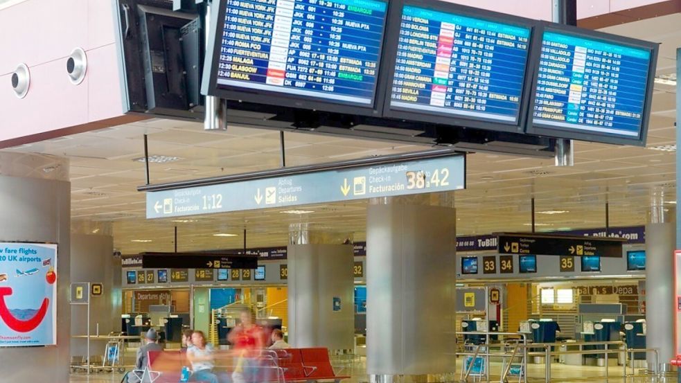 Ein 80-jähriger Tourist wollte mit seiner im Rollstuhl sitzenden Frau von Teneriffa in die Heimat fliegen. Aber in der Sicherheitskontrolle war Schluss: Die Frau war tot. (Symbolbild) Foto: Roger Méndez/Europapress/dpa