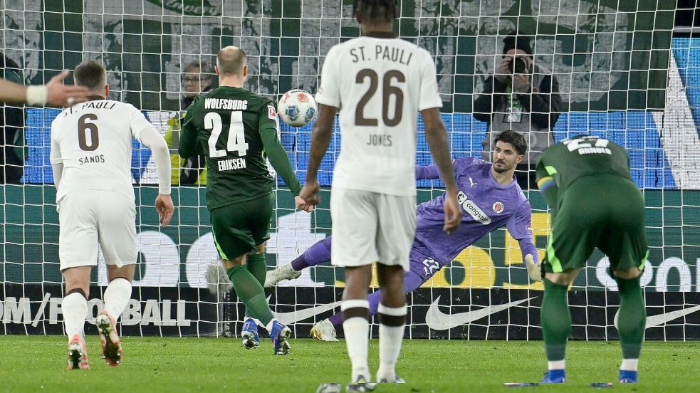 Tor-Debüt: Christian Eriksen schießt per Handelfmeter seinen ersten Bundesliga-Treffer für den VfL Wolfsburg. Foto: Swen Pförtner