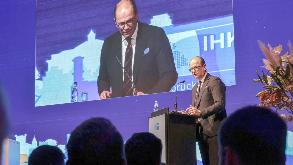 IHK-Präsident Uwe Goebel während seiner Rede im Alando Ballhaus in Osnabrück. Foto: Jörn Martens