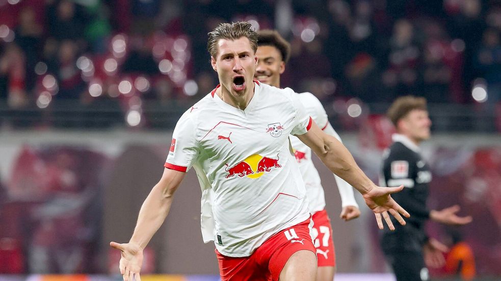 Willi Orban jubelt über sein erstes Bundesliga-Tor der Saison. Foto: Jan Woitas