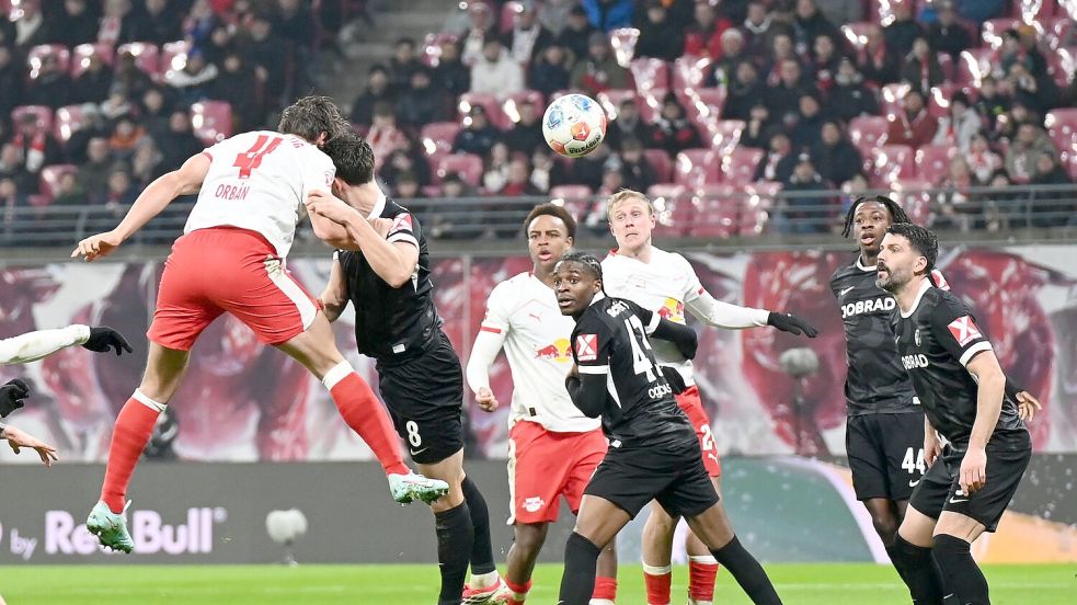 Präzision per Kopf: Willi Orban (l) erzielt die Leipziger Führung. Foto: David Hammersen