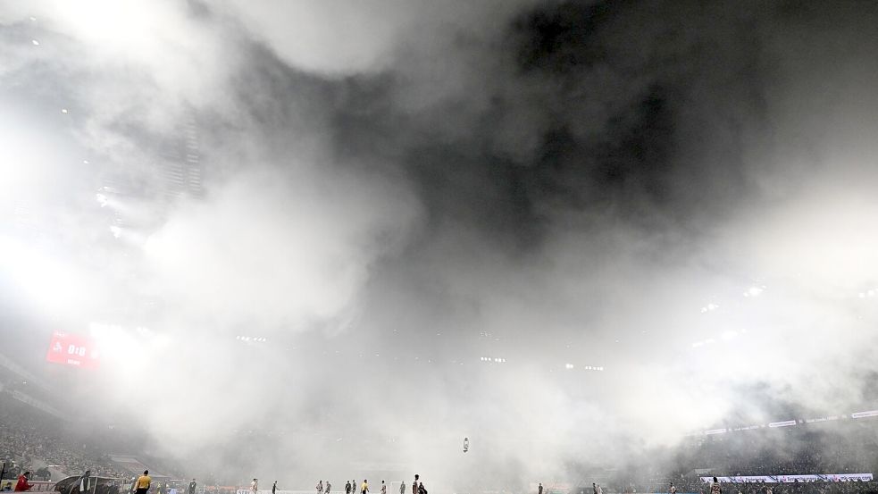 Wegen massiver Rauchentwicklung durch Pyrotechnik musste das Spiel knapp zehn Minuten unterbrochen werden. Foto: Federico Gambarini