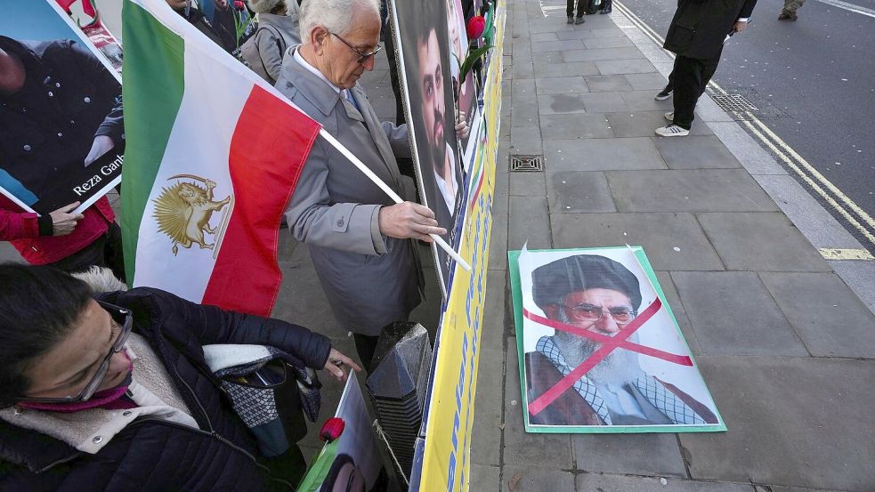 Auch in London protestieren Menschen gegen die Führung der Islamischen Republik. Foto: Kin Cheung/AP/dpa