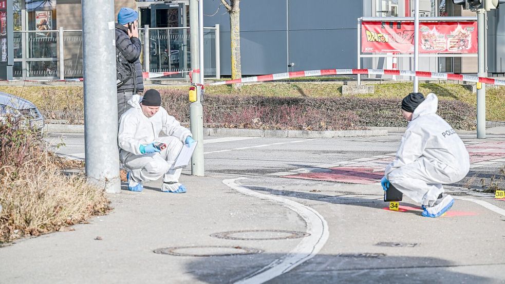 Die Spurensicherung war nach dem Messerangriff in dem Geschäft und an der Stelle, an der auf den mutmaßlichen Täter geschossen wurde, im Einsatz. Foto: Jason Tschepljakow/dpa
