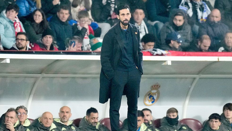 Ein bitterer Abend für Álvaro Arbeloa bei seinem Einstand als Trainer von Real Madrid. Foto: Jose Breton/AP/dpa