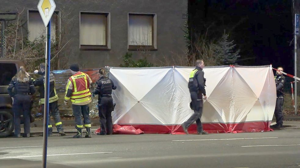 Die Polizei hat einen Sichtschutz aufgebaut. Foto: Justin Brosch/dpa