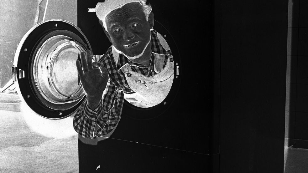 Schon in den 70er Jahren warb Kurt Schmidtchen in der Sketch-Serie „Telezauber“ fürs Reparieren. Foto: IMAGO/United Archives