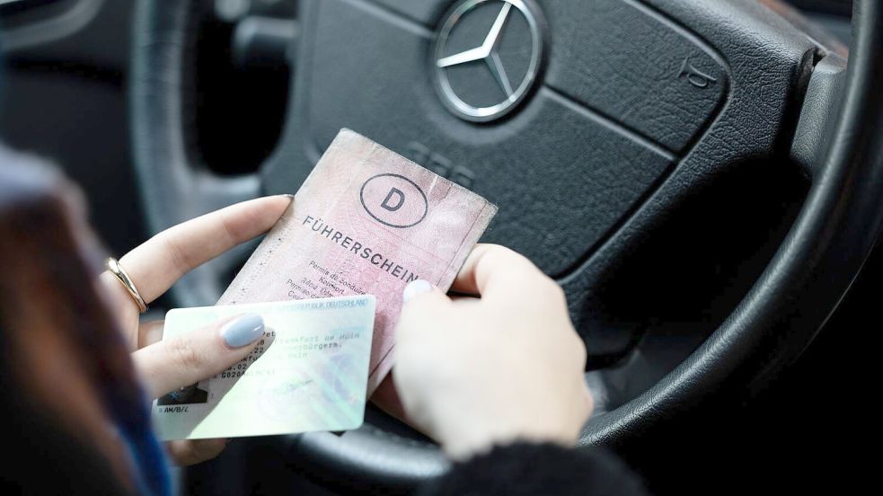 Diesen rosa Papierführerschein sollten Sie nur noch als Andenken haben - als Dokument ist er ungültig und Sie hätten schon längst einen neuen beantragen müssen. Foto: Hannes P Albert/dpa/dpa-tmn