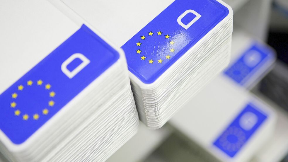 Mancher überklebt diesen Teil des Kennzeichens oder klebt ihn ab. Das ist allerdings verboten. DPA-Symbolbild: David-Wolfgang Ebener