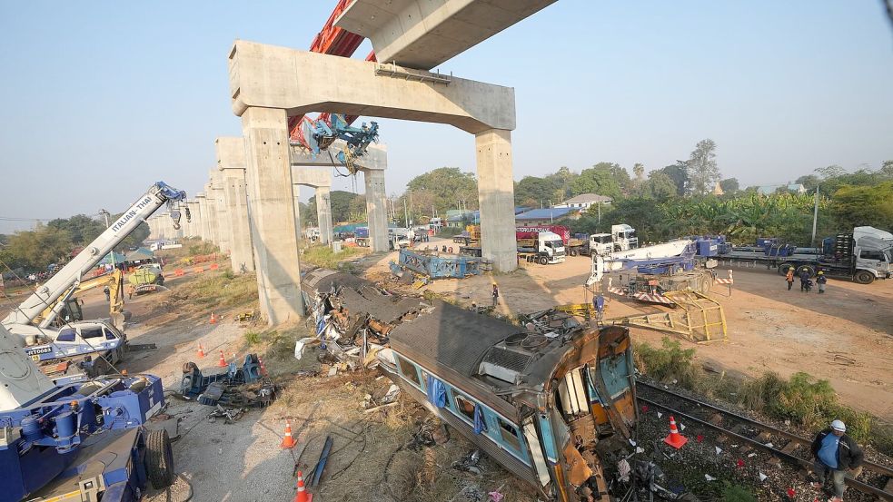 Bei dem schweren Zugunglück kamen mindestens 32 Menschen ums Leben. Foto: Sakchai Lalit/AP/dpa