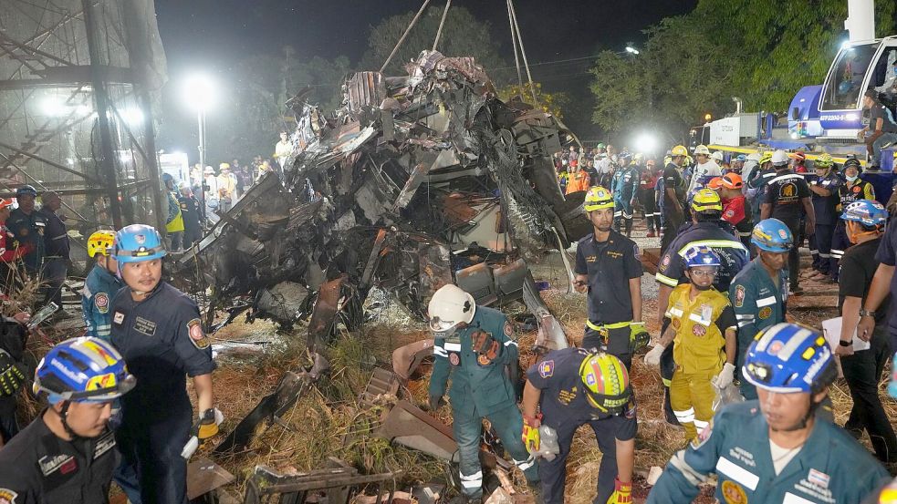 Die Bergungsarbeiten nach dem Zugunglück gestalteten sich als schwierig. Foto: Sakchai Lalit/AP/dpa