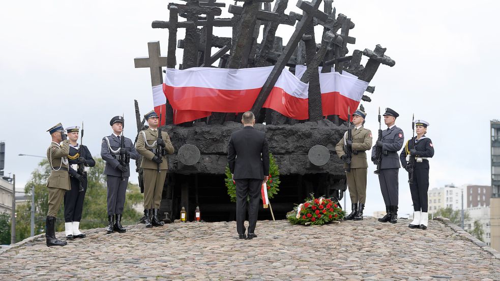 Der polnische Präsident, Karol Nawrocki (Mitte), am Denkmal für die Gefallenen und Ermordeten während der Gedenkfeier zum 86. Jahrestag des sowjetischen Einmarschs in Polen. Foto: IMAGO/Aleksander Kalka