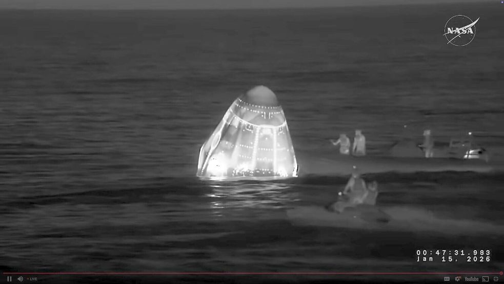 Bergungsschiffe nähern sich der SpaceX Crew-11-Kapsel der NASA. Foto: Uncredited/NASA/AP/dpa