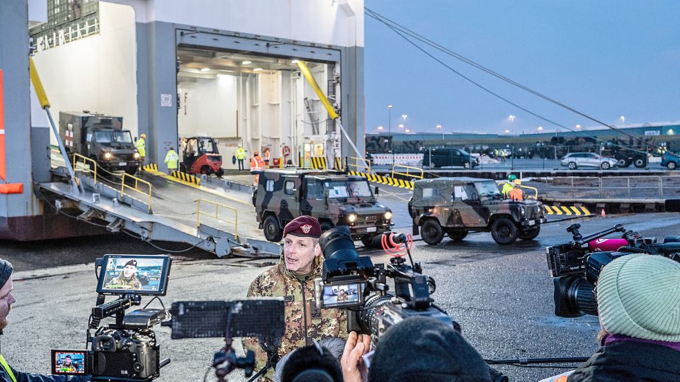 Major General Nicola Mandolesi aus Italien beim Pressestatement. Foto. Klaus Ortgies