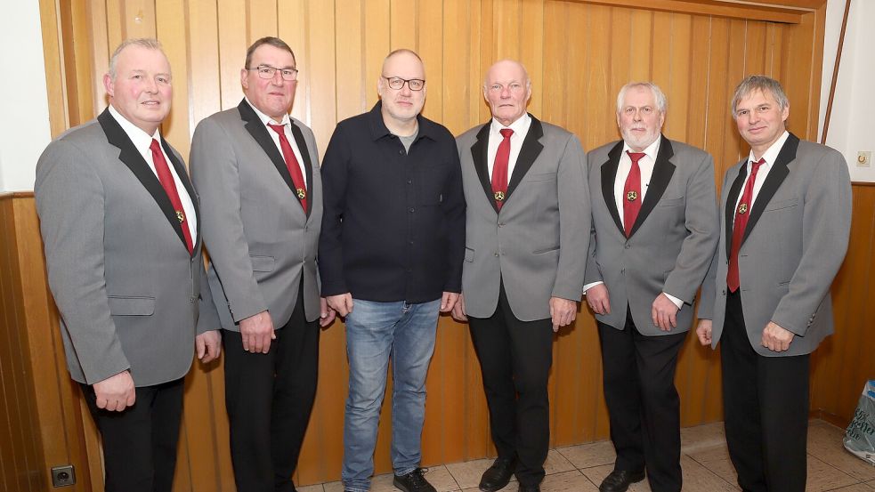 Das Böller-Komitees Ramsloh mit dem neuen Mitglied (von links): Rolf Tebben, Alfons Henken, Jens Kudla, Hans Kramer, Gerd Koch, Stephan Wilkens.  Foto: Hans Passmann