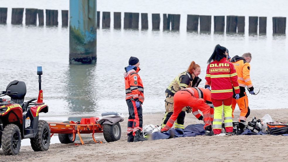 Rettungskräfte bargen einen Mann leblos aus der Ostsee vor Graal-Müritz. Foto: Bernd Wüstneck