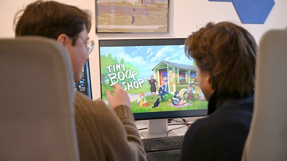 Die Computerspiele-Entwickler David Zapfe-Wildemann und Raven Rusch vom Kölner Independent-Studio Neoludic, das 2021 gegründet wurde und mit „Tiny Bookshop“ einen großen Erfolg feierte. (Archivbild) Foto: Wolf von Dewitz/dpa