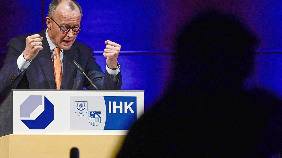 Will den Aufschwung unbedingt, macht sich aber bei vielen Beschäftigten nicht gerade beliebt: Bundeskanzler Friedrich Merz (CDU). Foto: AFP/JOHN MACDOUGALL