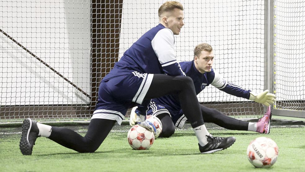 Moritz Schulze (links) und Luca Petzold sind neu in Emden und haben ein paar Gemeinsamkeiten. Beide sind 24 Jahre alt, beide waren noch nie in Ostfriesland und beide wollen die Nummer eins werden. Foto: Jens Doden/ Emden