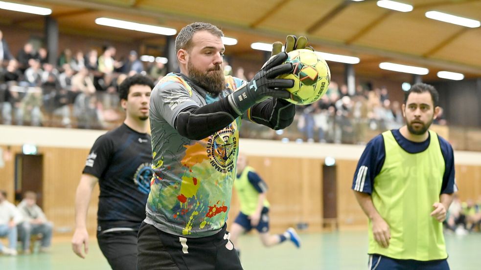 Zugepackt: Marvin Birkner, Torhüter des Turnier-Organisators Borussia Leer, dürfte auch bei dieser Stadthallenmeisterschaft viel zu tun bekommen. Sein Team aus der Ostfrieslandklasse C gilt als Außenseiter. Foto: Mario Rauch