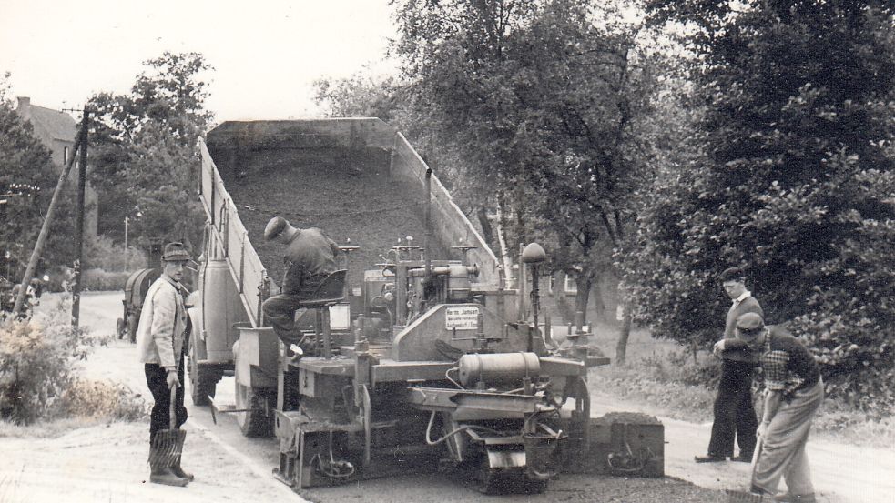 In den 1960er Jahren wurden viele Infrastrukturprojekte angestoßen. Das Foto zeigt die Dorfstraße in Langholt. Foto: GA-Archiv