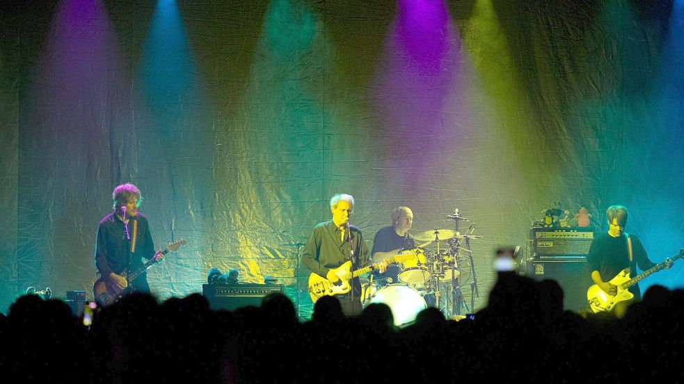 Gut gelaunte Band für ein gut gelauntes Publikum: Tocotronic startet in der Osnabrücker Botschaft den zweiten Teil der „Golden Years“-Tour Foto: Philipp Hülsmann