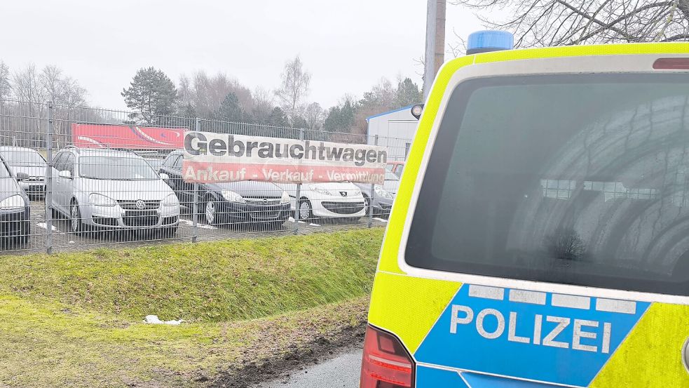 Ein Gebrauchtwagenhändler aus Langholt entdeckte in einem seiner Fahrzeuge einen schlafenden Gast. Nachdem die Polizei gerufen worden war, wurde noch eine zweite Person gefunden – im Kofferraum. Fotos: Daniel Grüneke