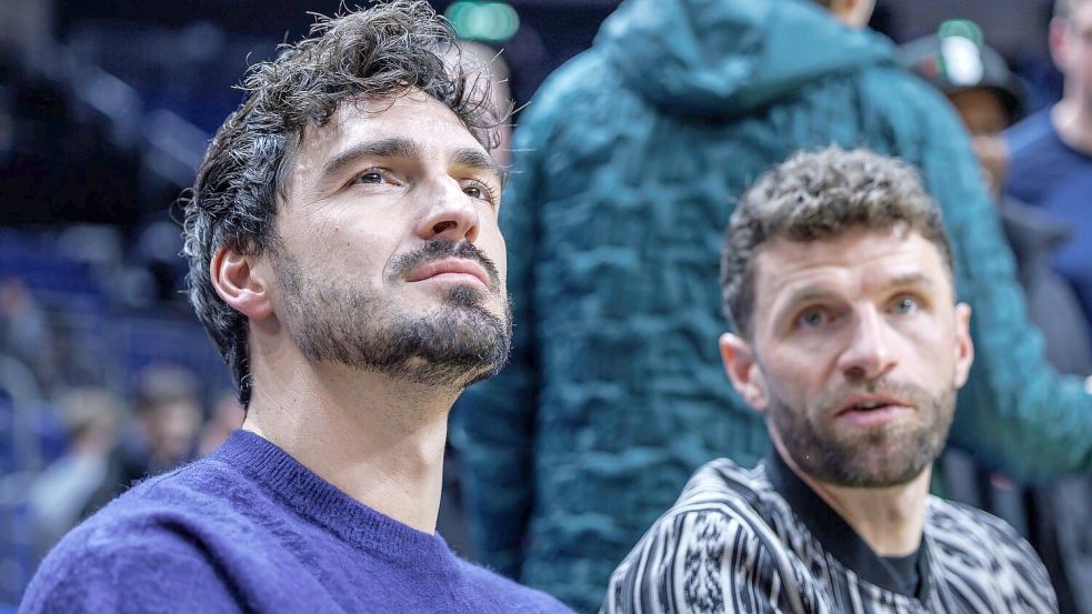 Frühere Nationalspieler beim Basketball: Hummels (r) und Müller. Foto: Andreas Gora