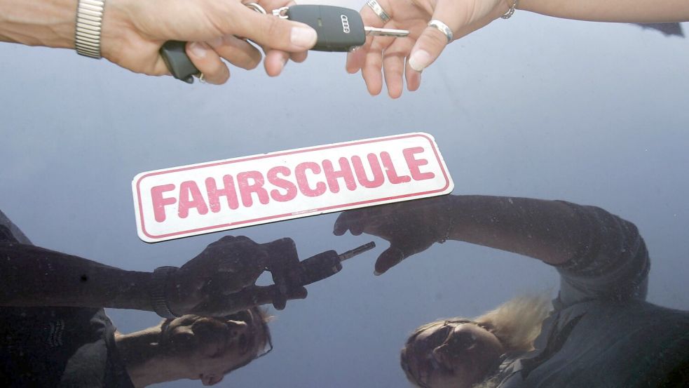 Führerschein machen - oder doch lieber warten, bis alle Autos von selbst fahren? (Symbolbild) Foto: Marcus Führer/dpa