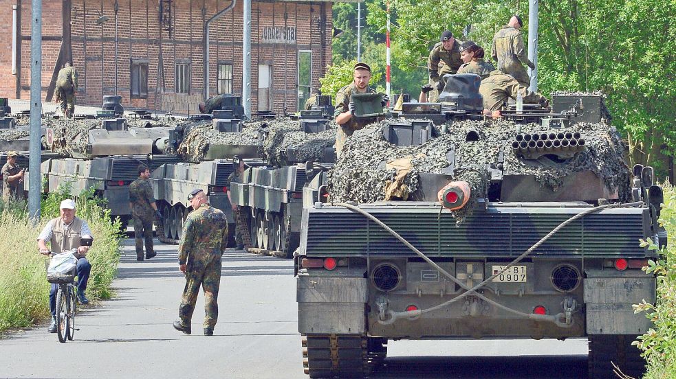 Umzug des Panzerbataillons 393 Foto: dpa-Zentralbild