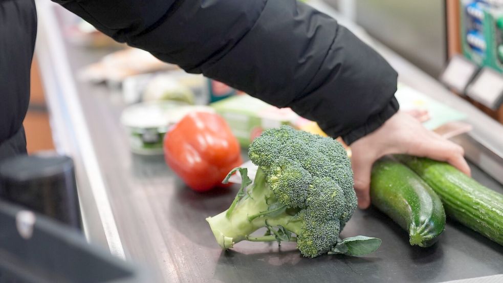 Die Lebensmittelpreise sind nicht mehr so stark gestiegen wie in den Monaten zuvor. Dennoch merken die Menschen beim Einkauf: Viele Nahrungsmittel sind teurer als noch vor einigen Jahren. (Symbolbild) Foto: Marcus Brandt