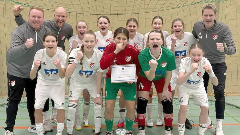 Am Sonntag gewann die Auricher U15 überraschend ein gut besetztes B-Jugend-Turnier in Jaderberg. Zu sehen sind auch die drei Trainer (in Grau, von links) Thorben Cordes, Frank Lünemann und Jörn Janssen. Foto: Privat