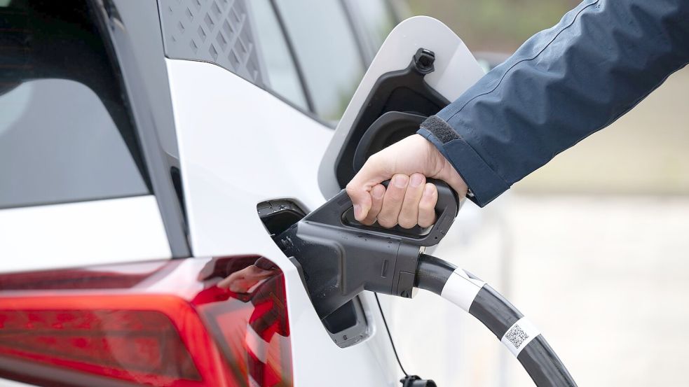 Die neue Kaufprämie für Elektroautos soll rückwirkend ab Jahresanfang gelten. Foto: Sebastian Kahnert