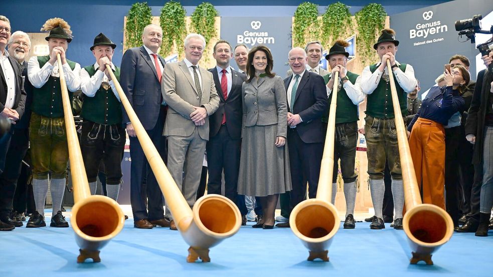 Alphornbläser in der Bayern-Halle waren auch eine Station des Eröffnungsrundgangs. Foto: Sebastian Christoph Gollnow/dpa
